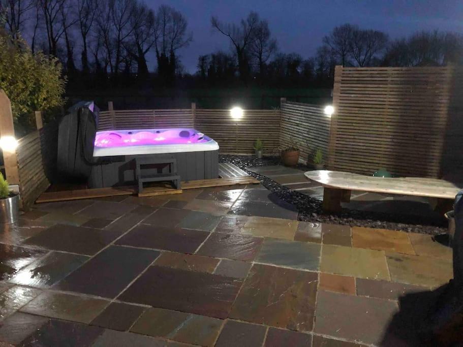 Moors Wood Relaxing ,Tranquil Retreat With Hot Tub Villa Chippenham  Ngoại thất bức ảnh