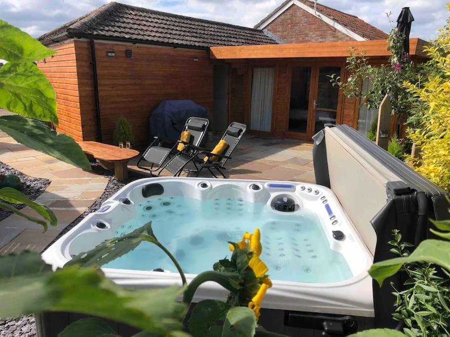Moors Wood Relaxing ,Tranquil Retreat With Hot Tub Villa Chippenham  Ngoại thất bức ảnh