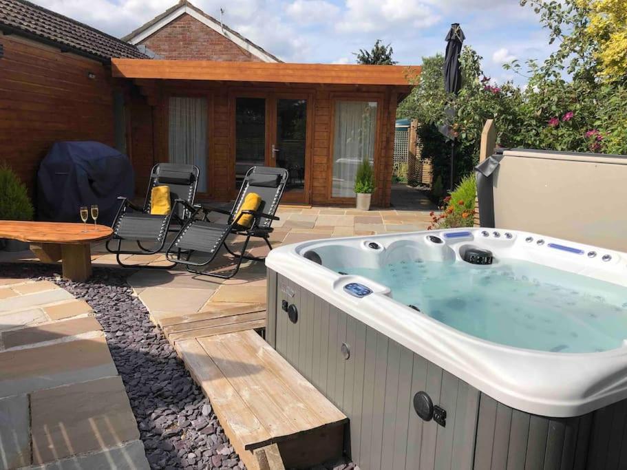 Moors Wood Relaxing ,Tranquil Retreat With Hot Tub Villa Chippenham  Ngoại thất bức ảnh