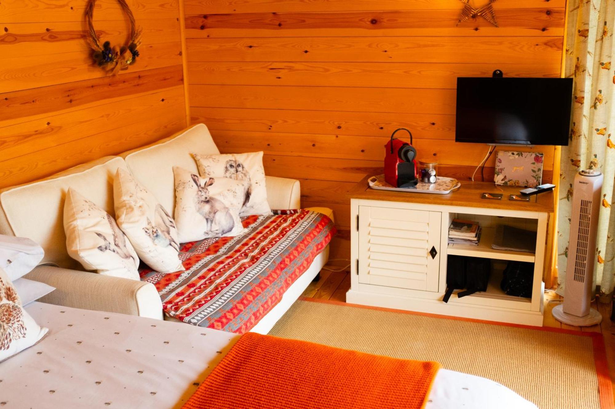 Moors Wood Relaxing ,Tranquil Retreat With Hot Tub Villa Chippenham  Ngoại thất bức ảnh