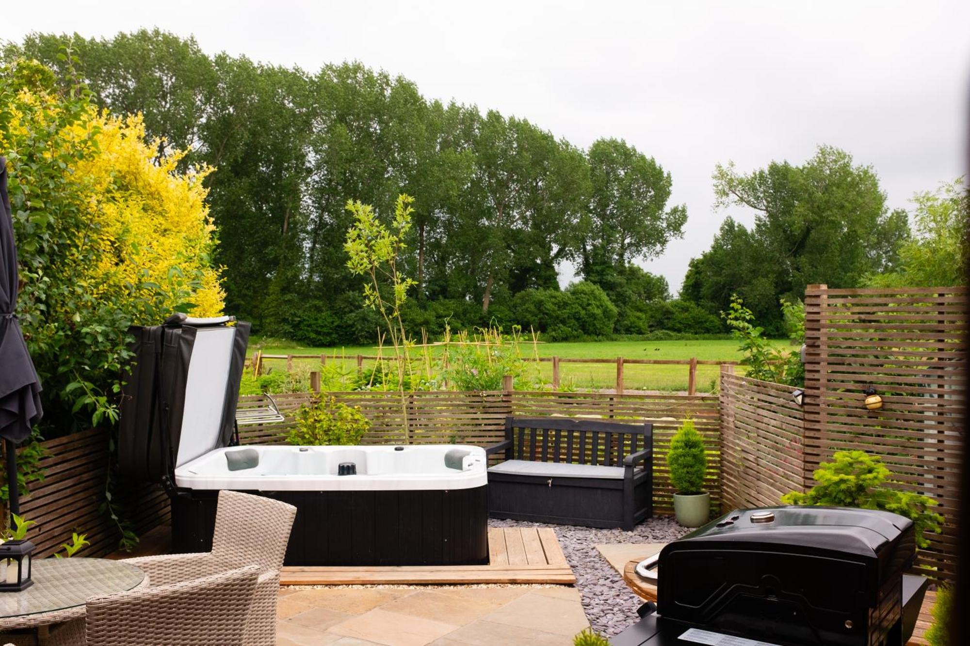Moors Wood Relaxing ,Tranquil Retreat With Hot Tub Villa Chippenham  Ngoại thất bức ảnh
